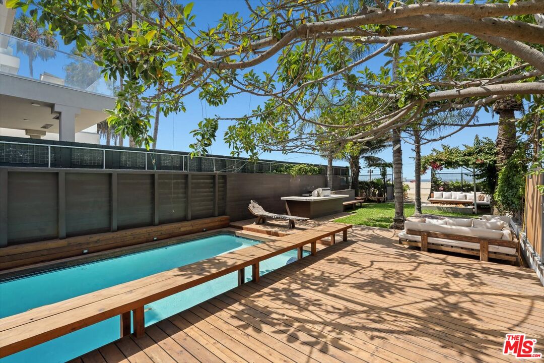 936 Palisades Beach Rd