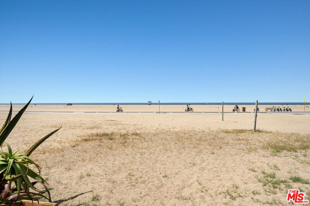 936 Palisades Beach Rd