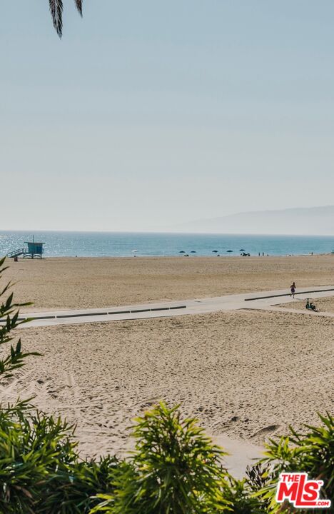 936 Palisades Beach Rd
