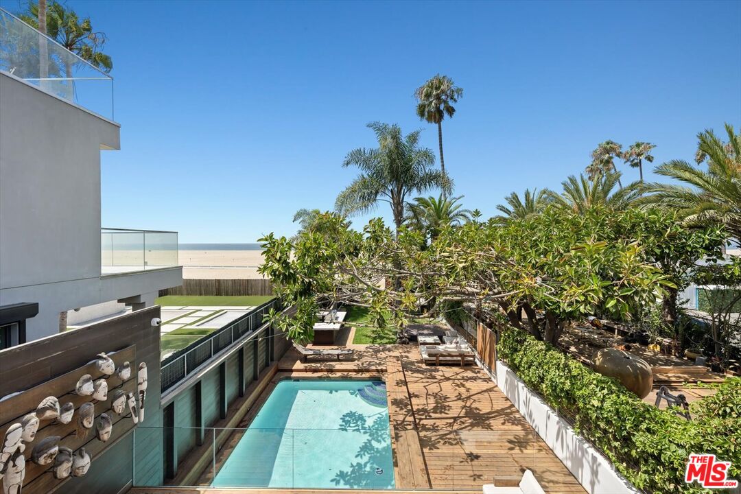 936 Palisades Beach Rd