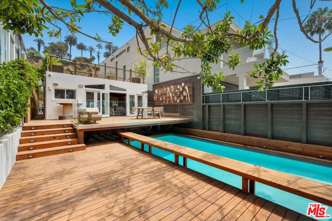 936 Palisades Beach Rd