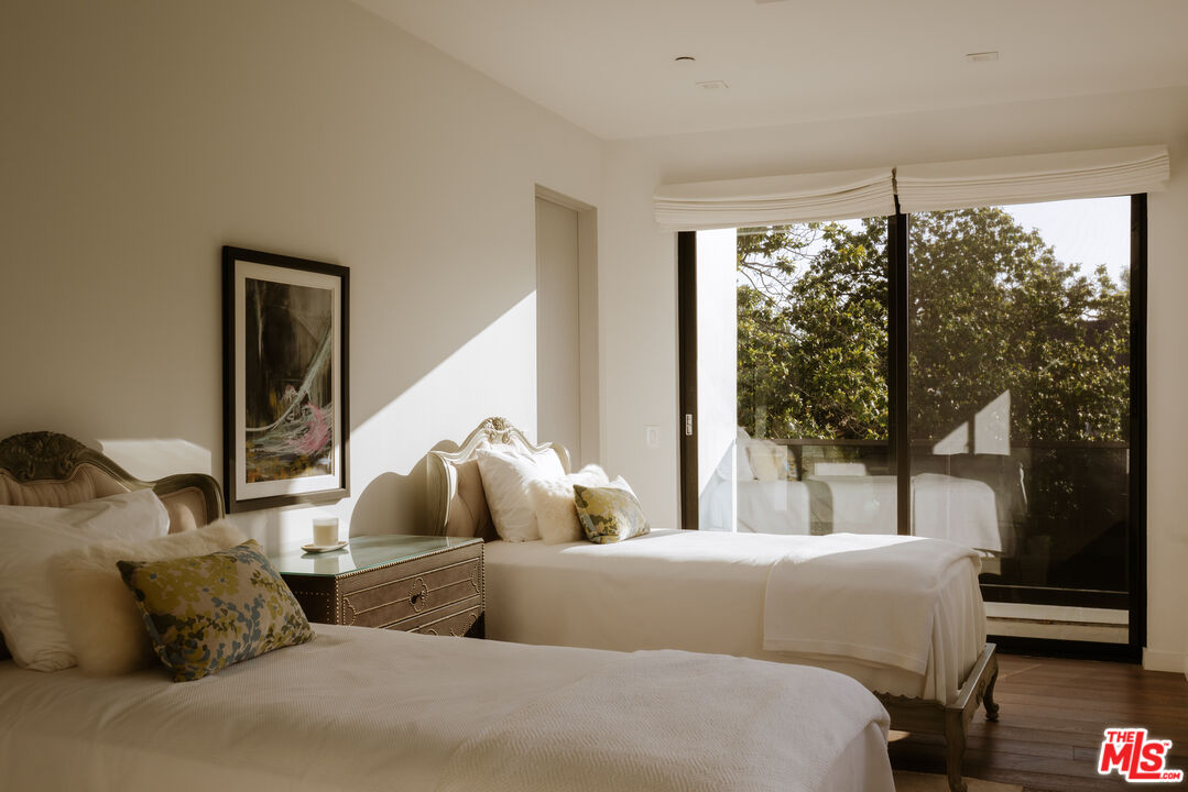 144 N Bowling Green Way