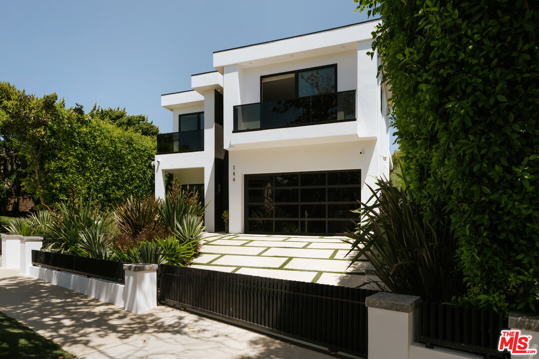 144 N Bowling Green Way