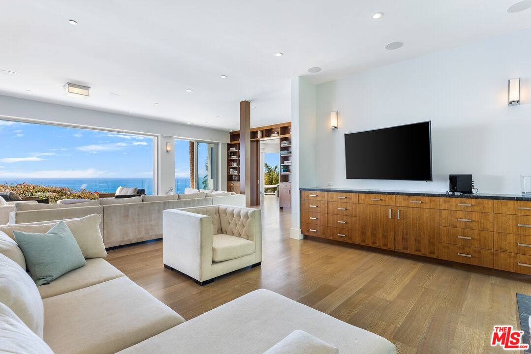 200 Arno WAY