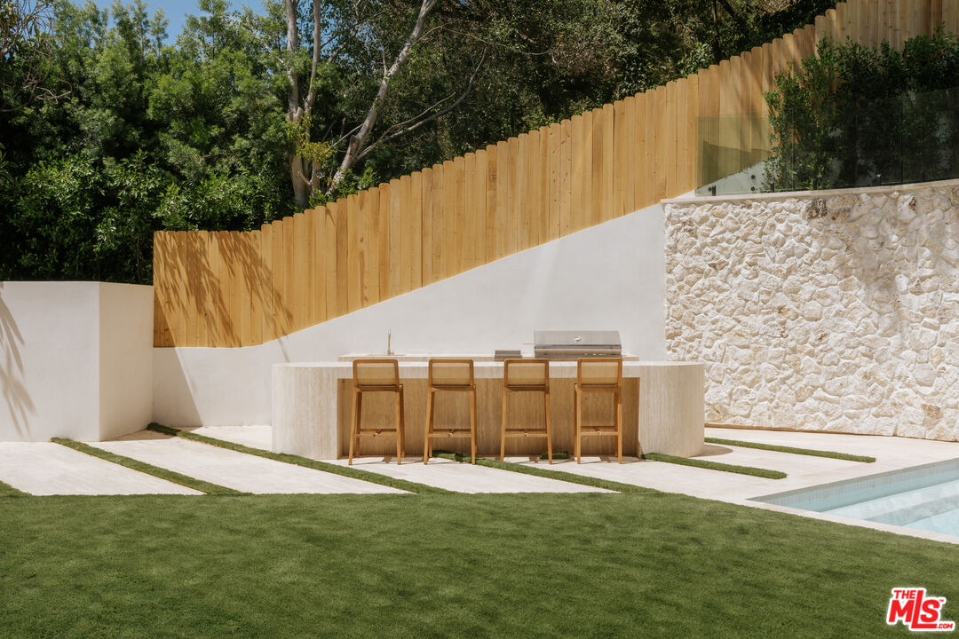 2130 Mandeville Canyon Rd
