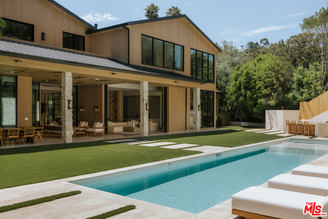 2130 Mandeville Canyon Rd