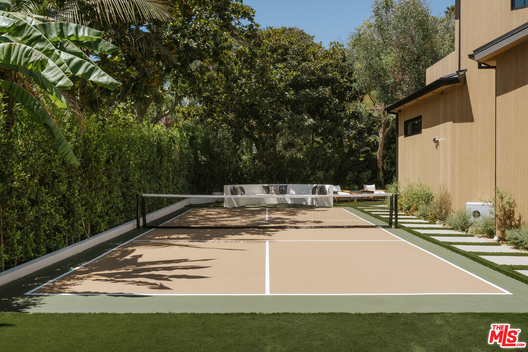 2130 Mandeville Canyon Rd