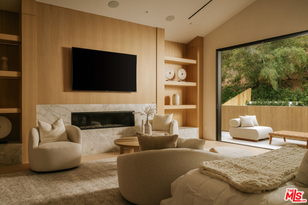 2130 Mandeville Canyon Rd