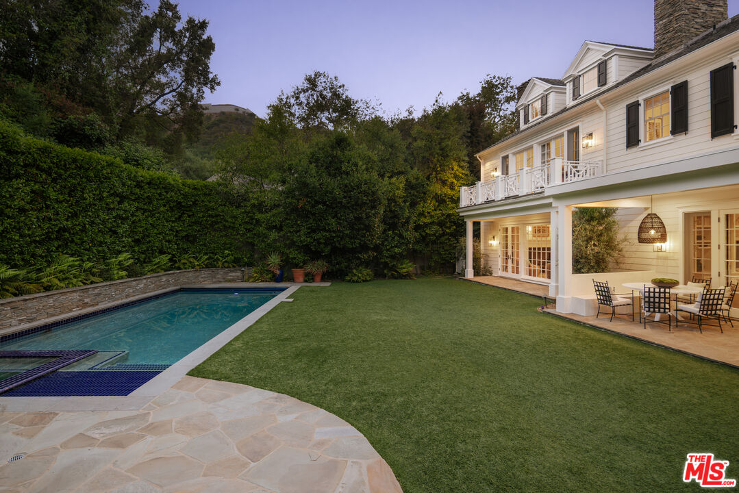 2435 Mandeville Canyon Rd