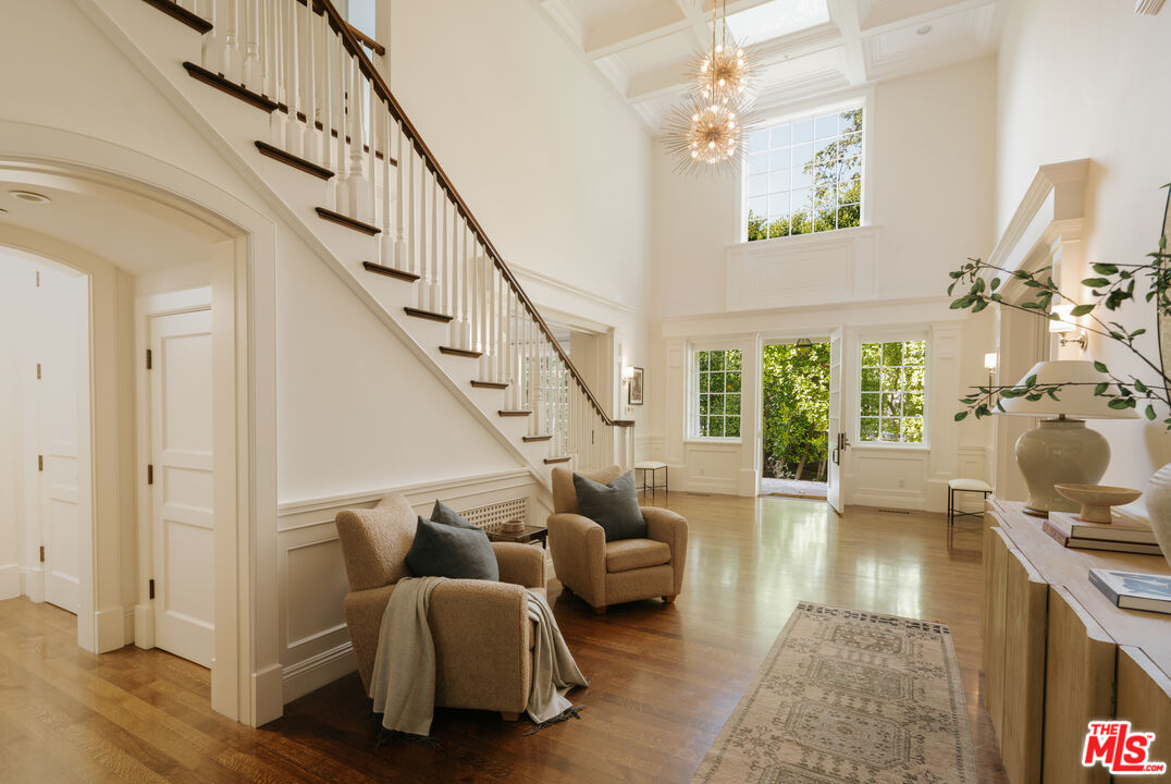 2435 Mandeville Canyon Rd