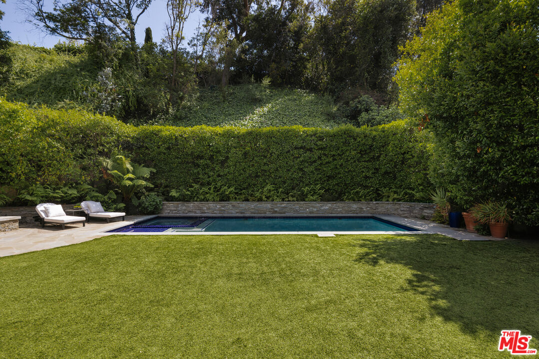 2435 Mandeville Canyon Rd