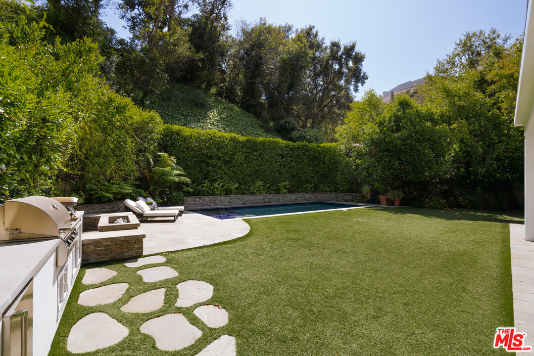 2435 Mandeville Canyon Rd