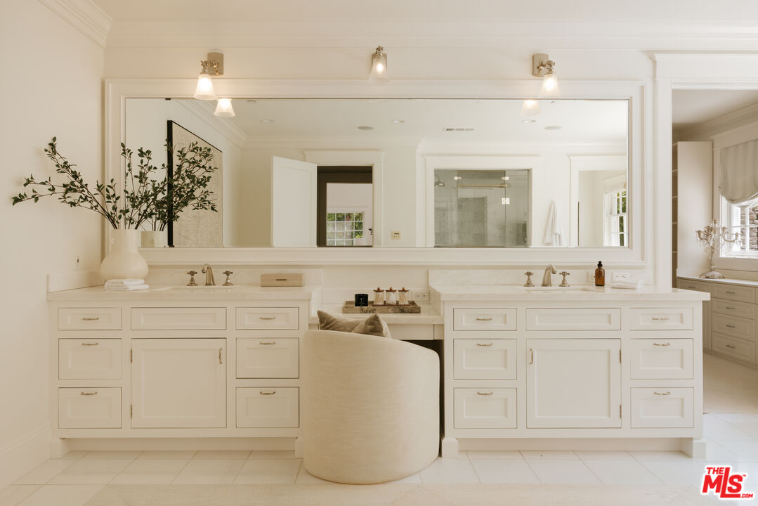 2435 Mandeville Canyon Rd