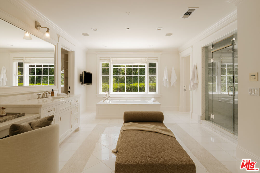 2435 Mandeville Canyon Rd