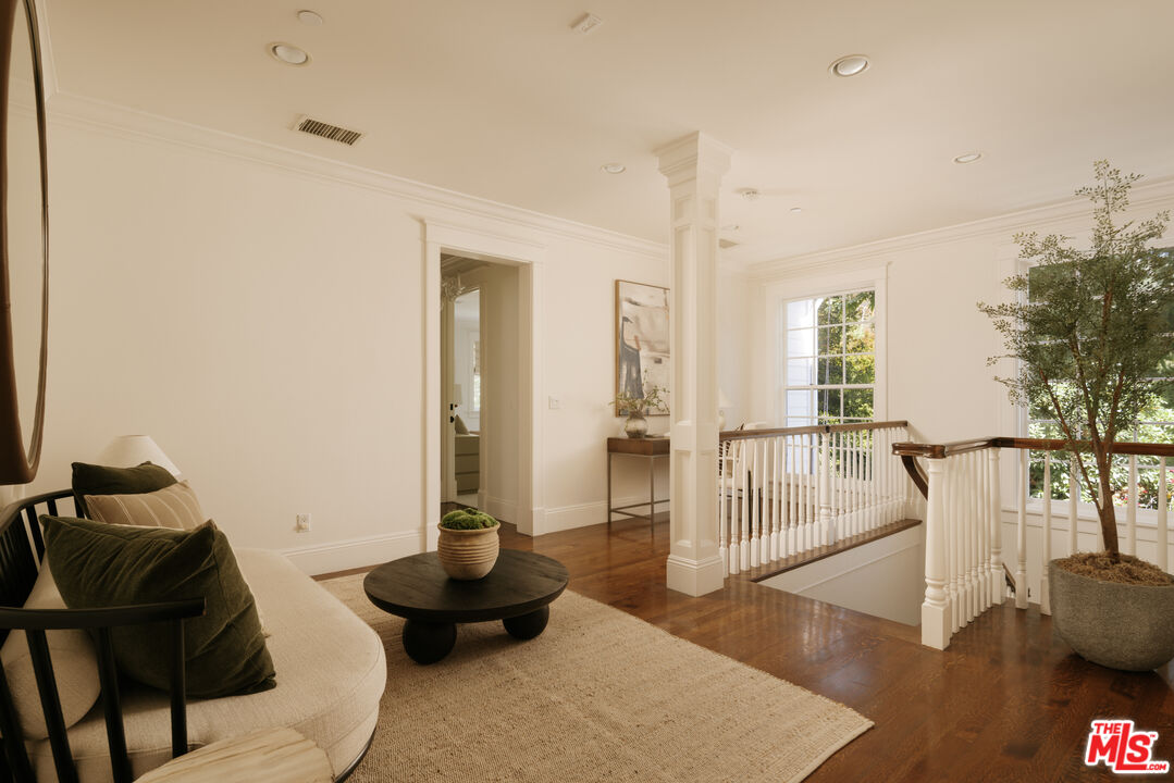 2435 Mandeville Canyon Rd
