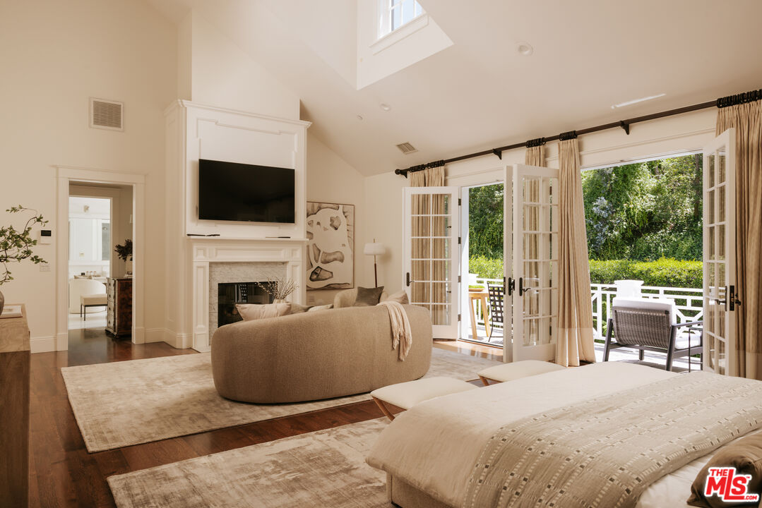 2435 Mandeville Canyon Rd