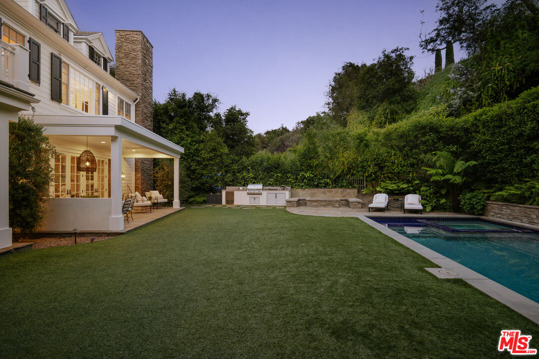2435 Mandeville Canyon Rd