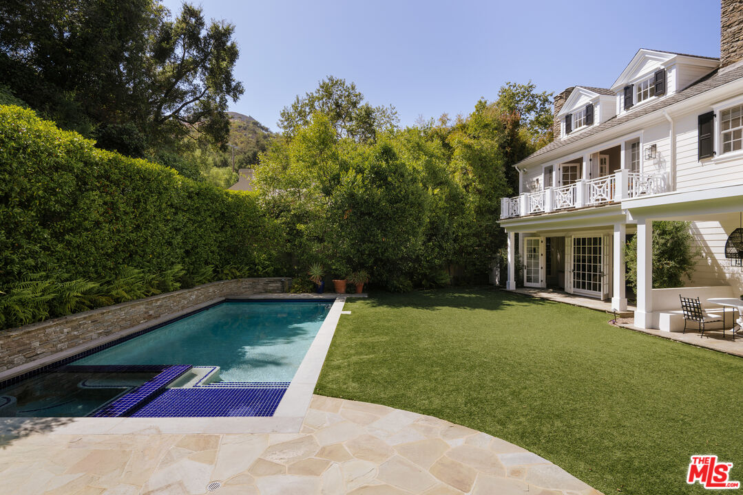 2435 Mandeville Canyon Rd