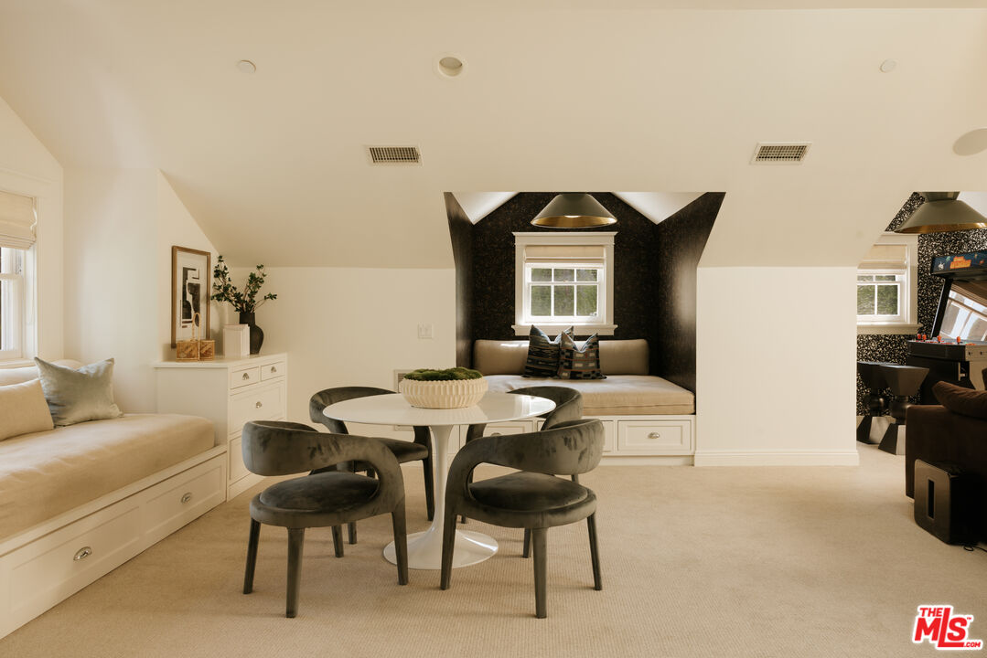 2435 Mandeville Canyon Rd