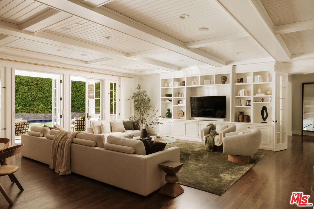 2435 Mandeville Canyon Rd