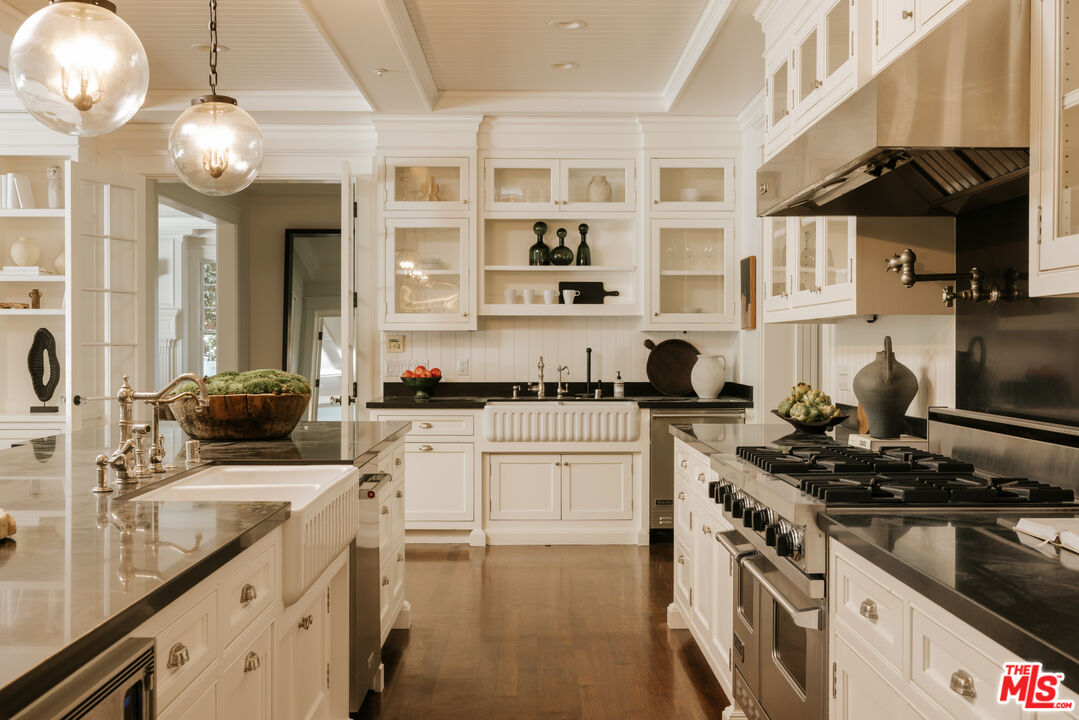 2435 Mandeville Canyon Rd