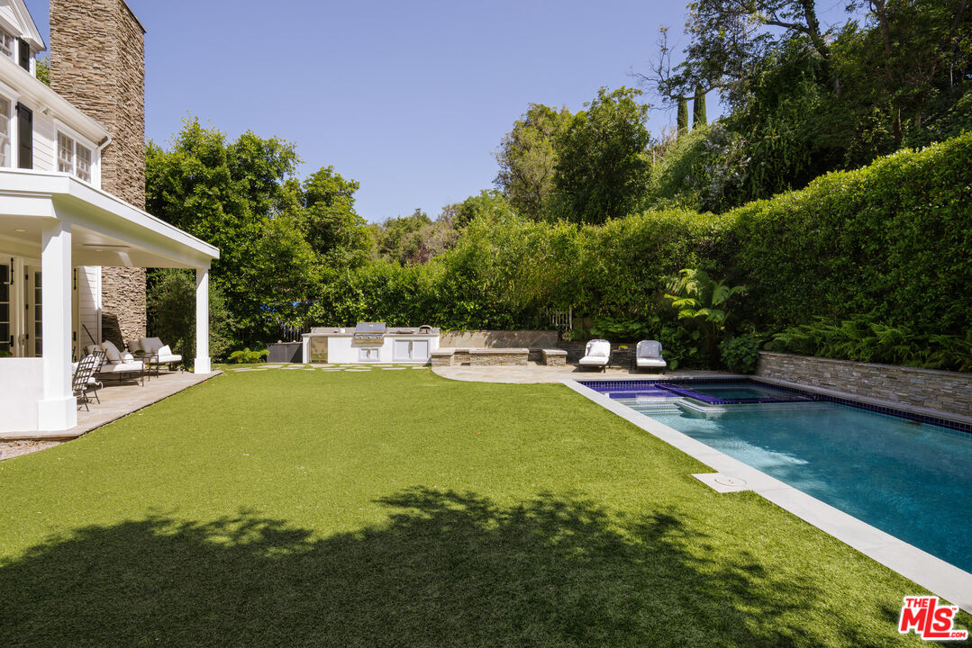 2435 Mandeville Canyon Rd