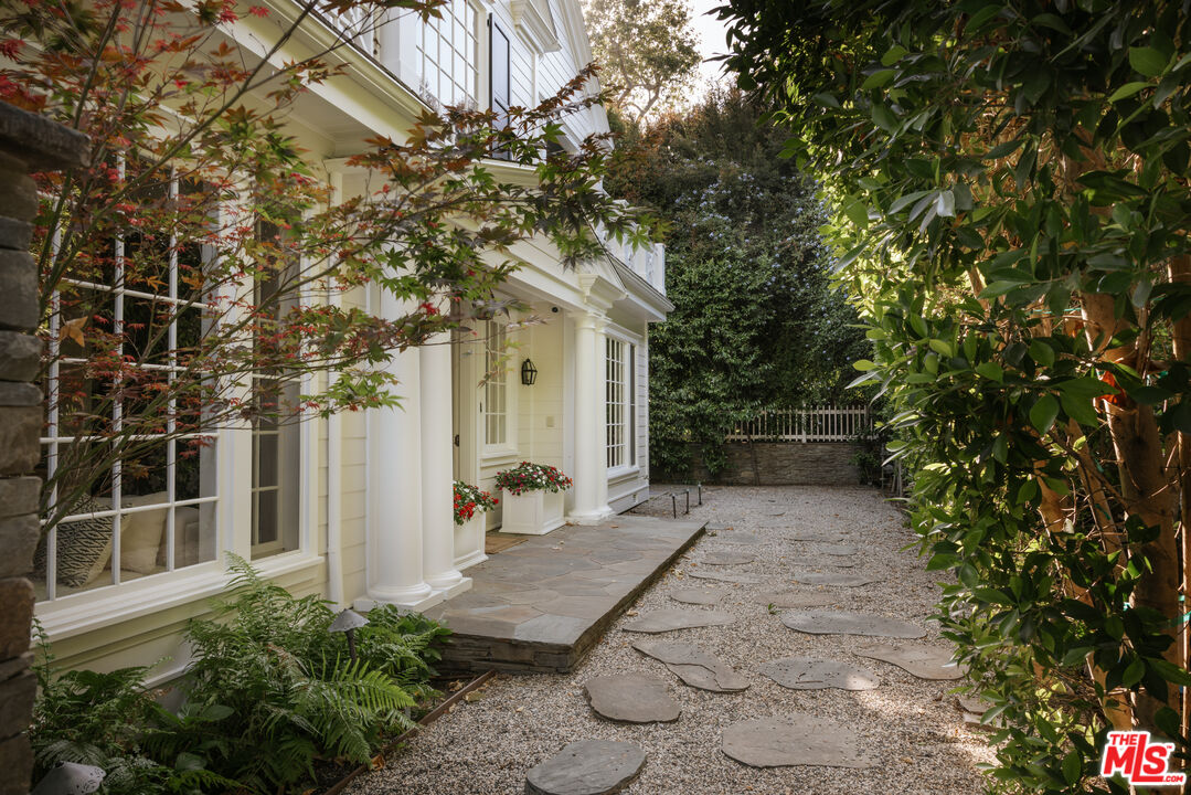 2435 Mandeville Canyon Rd