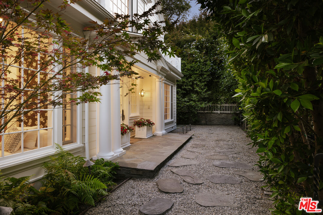 2435 Mandeville Canyon Rd