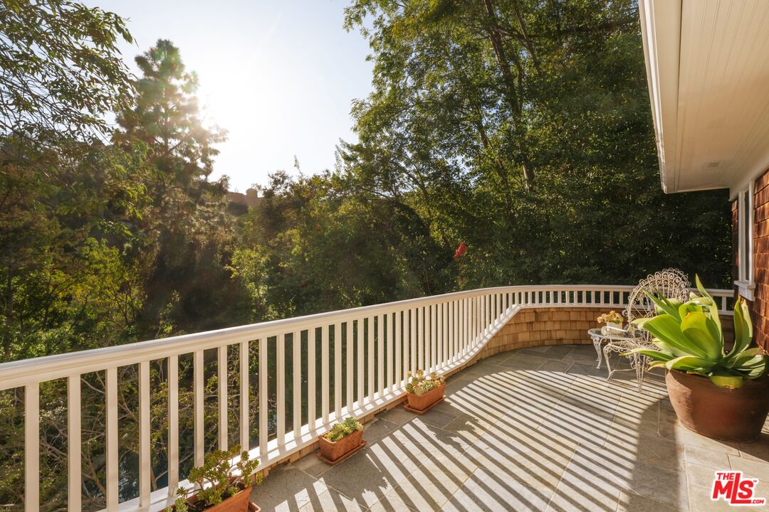 2041 Mandeville Canyon Rd