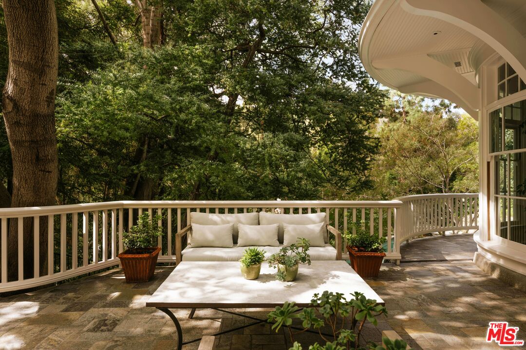 2041 Mandeville Canyon Rd