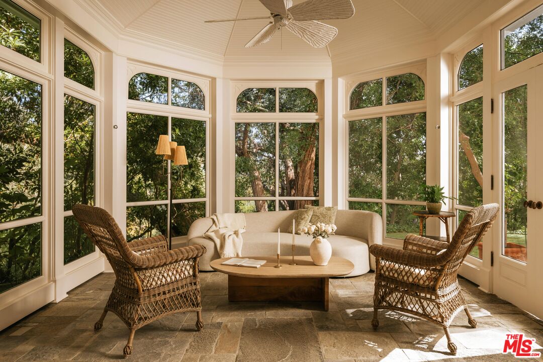 2041 Mandeville Canyon Rd