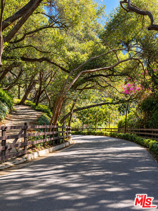 2041 Mandeville Canyon Rd