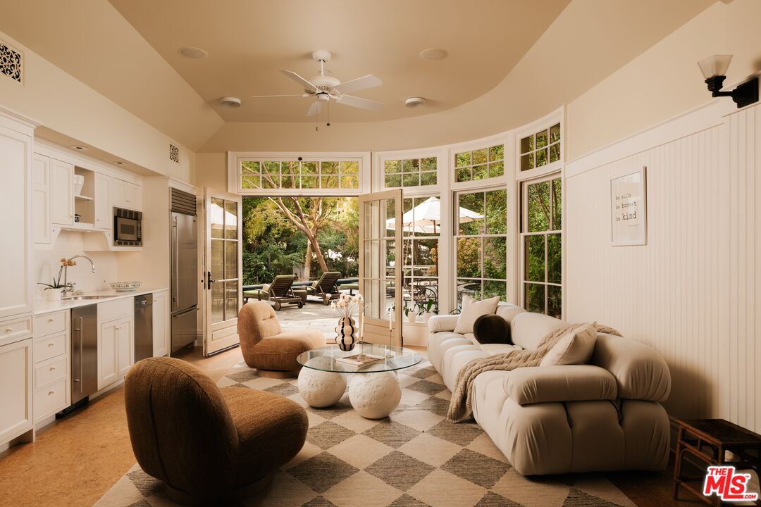 2041 Mandeville Canyon Rd