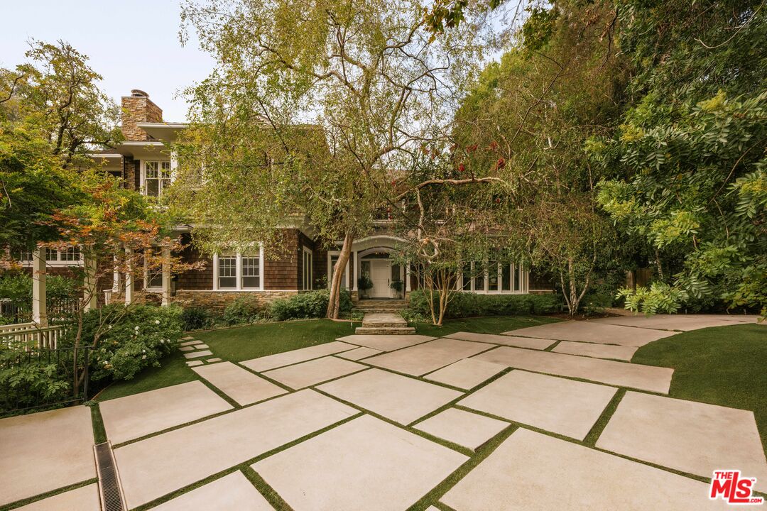 2041 Mandeville Canyon Rd