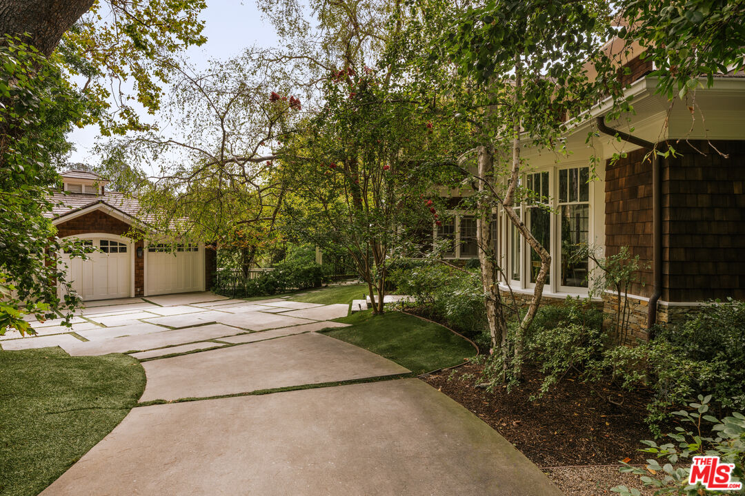 2041 Mandeville Canyon Rd