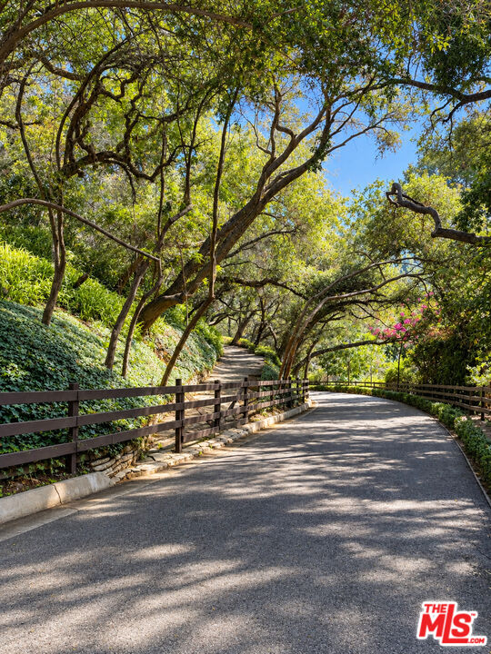 2041 Mandeville Canyon Rd