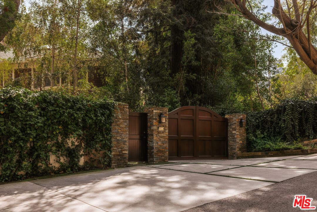 2041 Mandeville Canyon Rd