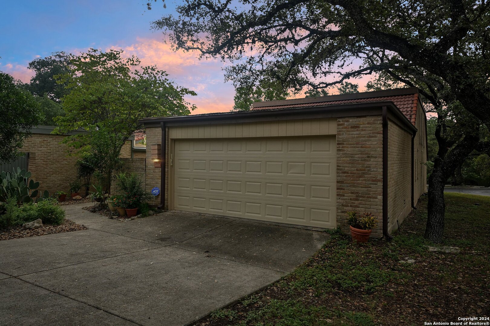 3816 LOMITA