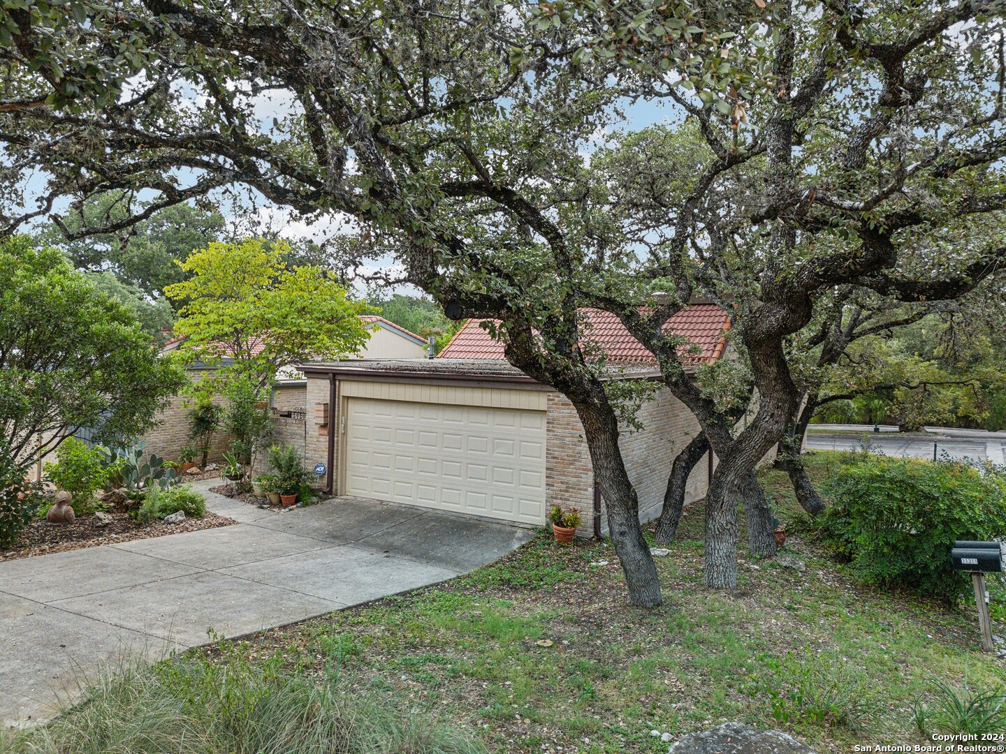 3816 LOMITA