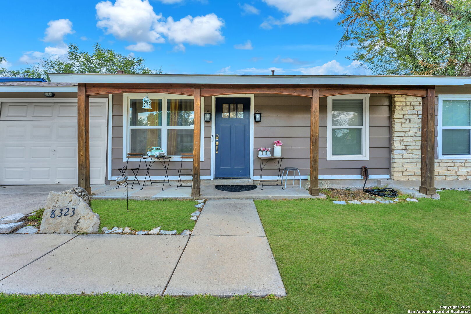 8323 White Oak
