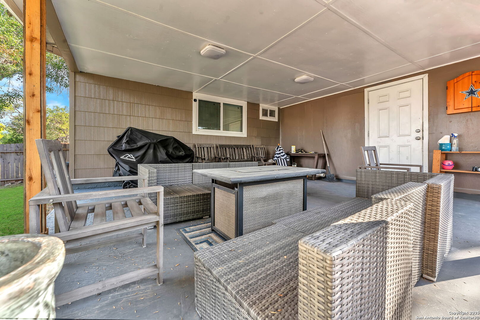 8323 White Oak