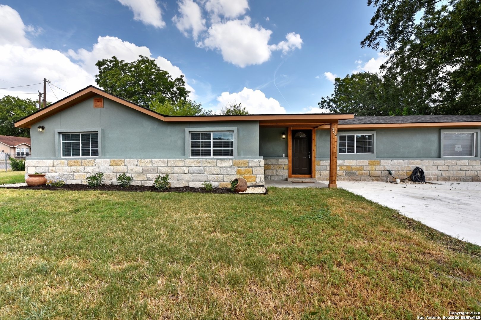 363 W ANSLEY BLVD