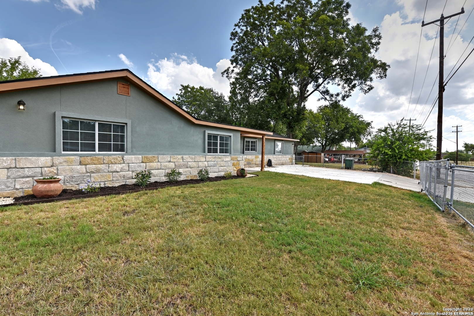 363 W ANSLEY BLVD