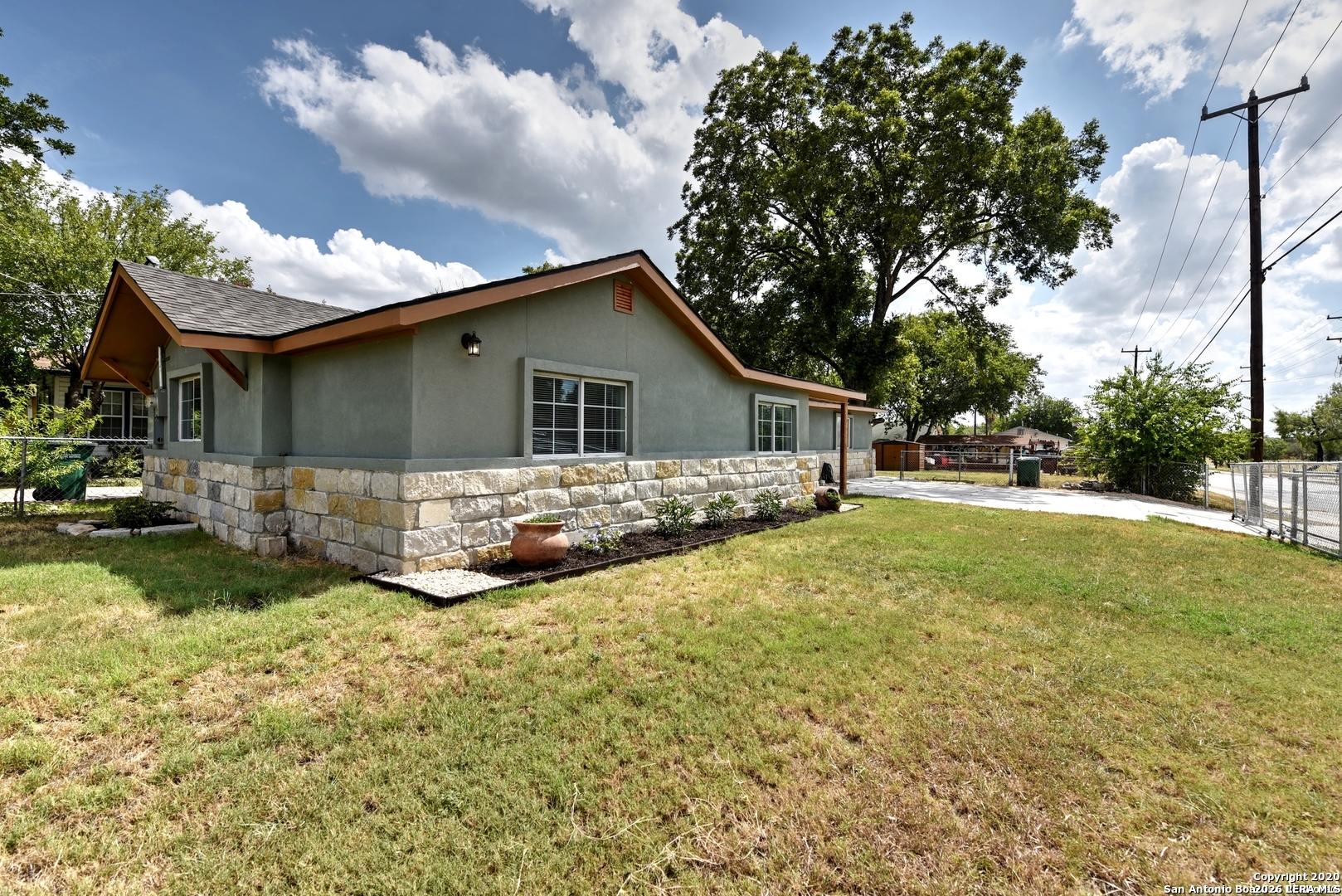363 W ANSLEY BLVD