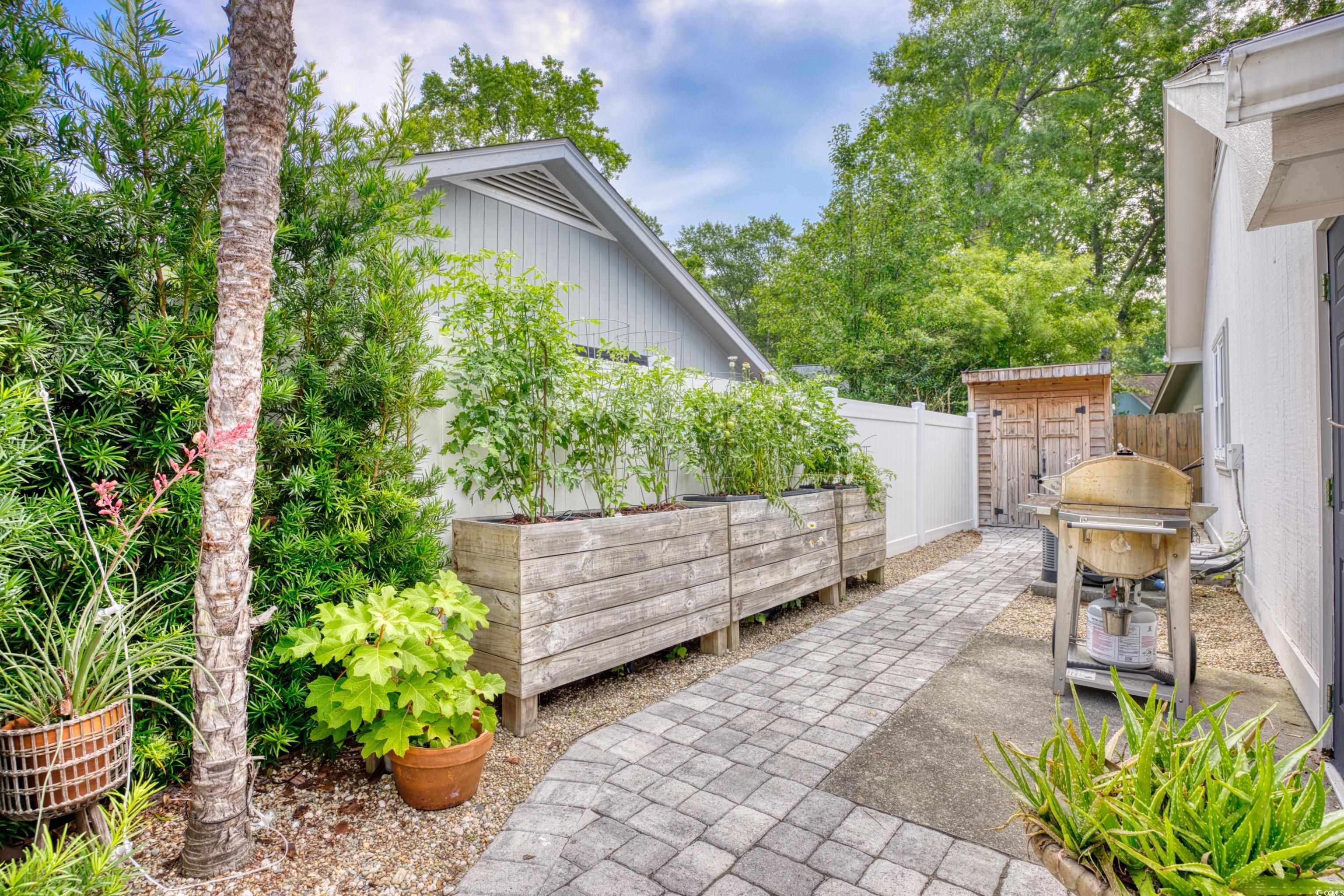 8 Settlers Dr.