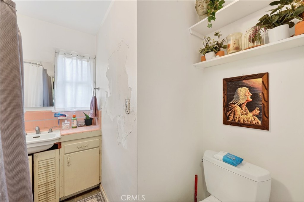 2211 Amherst
