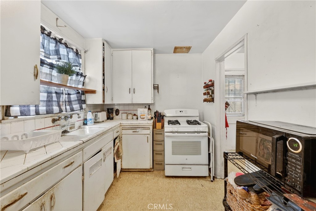 2211 Amherst