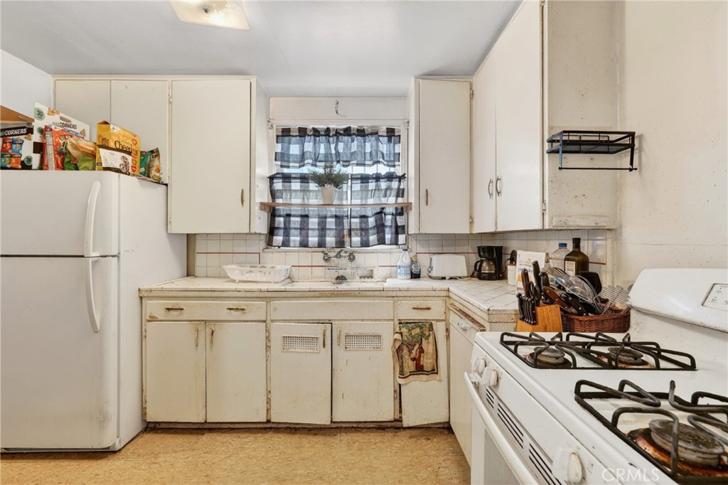 2211 Amherst