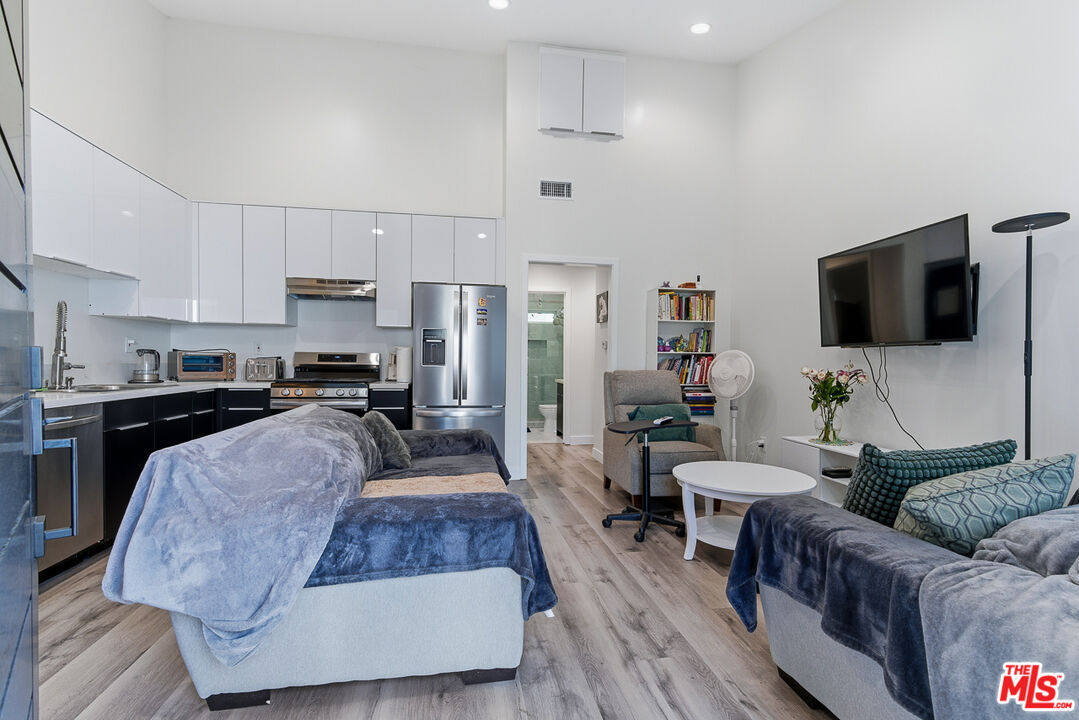 611 N Buena Vista St