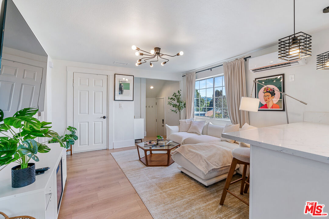 2217 Scott Ave Unit: 1/4